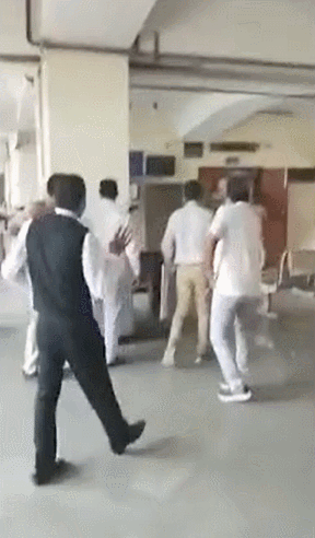 為了報仇,印度兩名殺手偽裝成律師,在法庭裡槍殺了黑幫老大 為了報仇,印度兩名殺手偽裝成律師,在法庭裡槍殺了黑幫老大