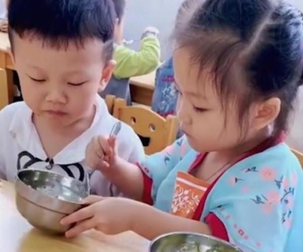 四川一幼兒園小男孩吃飯很慢,女孩主動給他餵飯,動作熟練又可愛 四川一幼兒園小男孩吃飯很慢,女孩主動給他餵飯,動作熟練又可愛