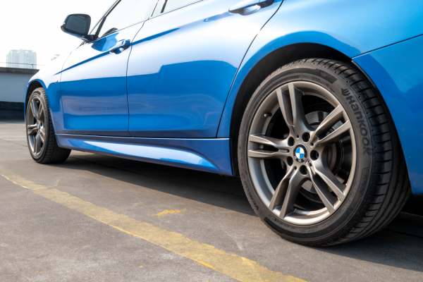 高功率、長軸距，運動家用兩面兼顧——二手寶馬330Li