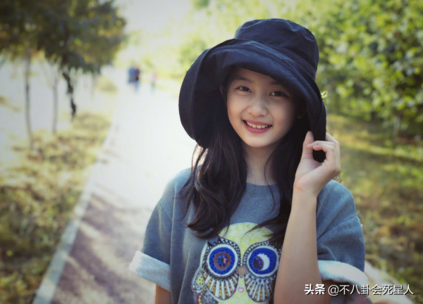 內地男星女兒的顏值變化，汪峰大女兒越來越美，張藝謀女兒大寬臉