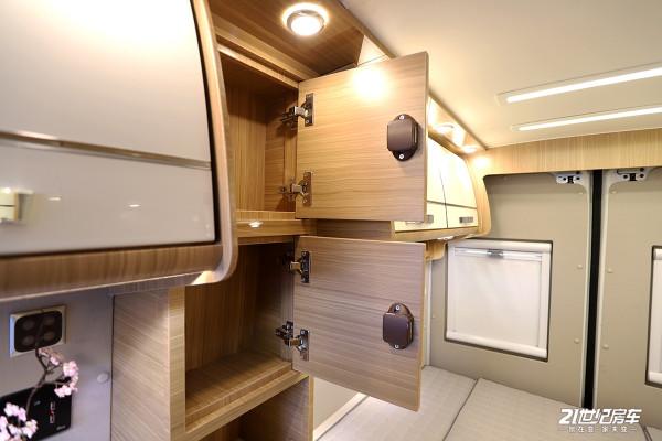 衛航全新配色邁阿密藍，情懷還是創新？實拍V590藍色進化版房車