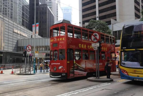 國慶第一天,香港大街小巷披上了“中國紅” 國慶第一天,香港大街小巷披上了“中國紅”