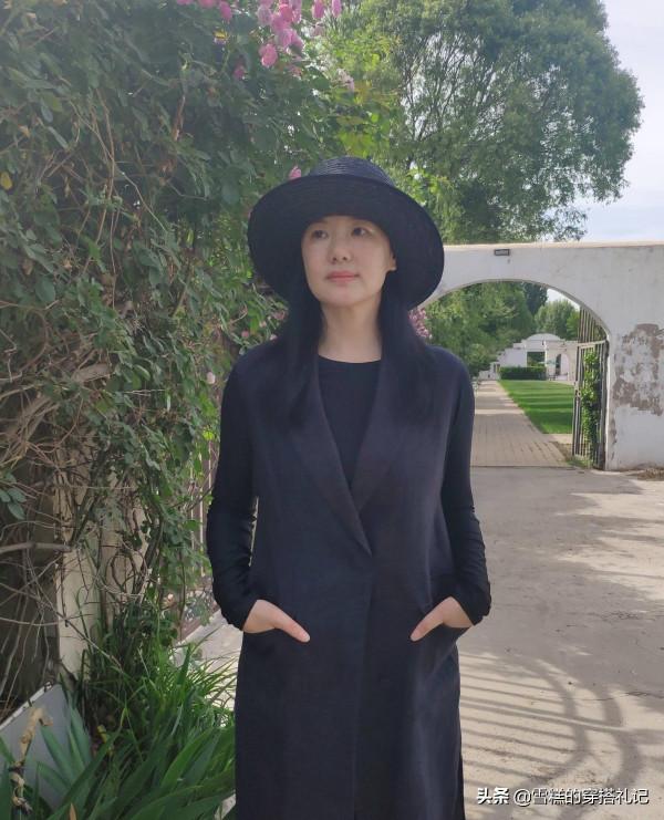 有肚子的女人別隻會“塞衣角”，學詠梅的顯瘦穿法，藏肉又時髦