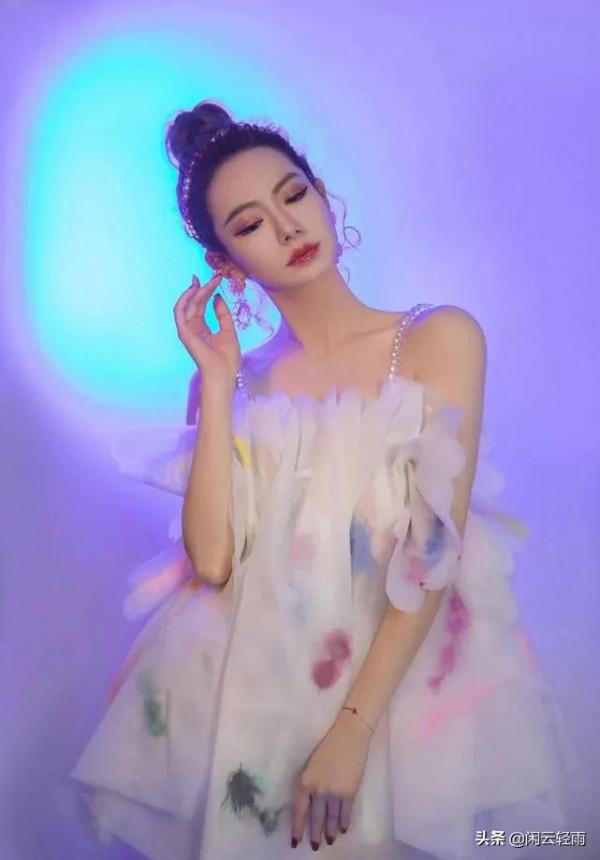 霸道女總裁戚薇，太美了，可甜可酷，驚豔到你了嗎？