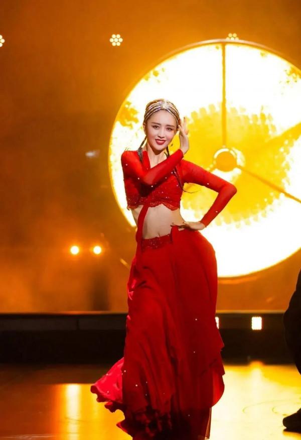 5位新疆美人珠寶加持：佟麗婭，熱巴，娜扎，麥迪娜...誰最美？