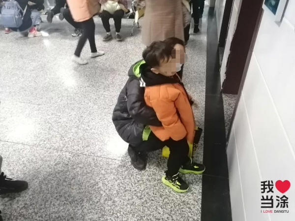 人均排隊3小時！當塗人民醫院兒科爆滿，家長、醫生忙到起飛