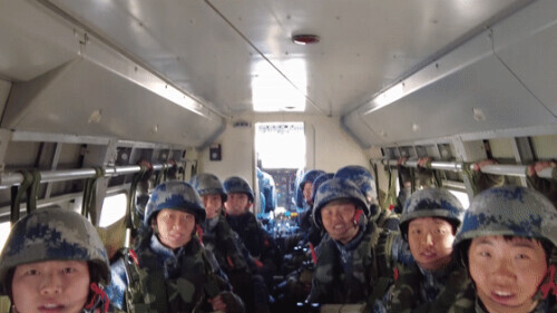 雲朵是甜的！00後女空降兵，首跳成功