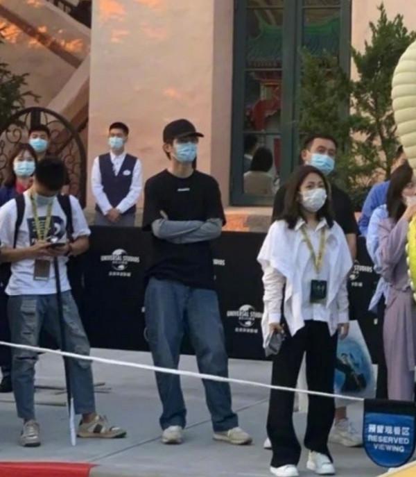 盤點環球影城偶遇明星生圖,白敬亭似商務精英,林依輪兼職賣貨? 盤點環球影城偶遇明星生圖,白敬亭似商務精英,林依輪兼職賣貨?