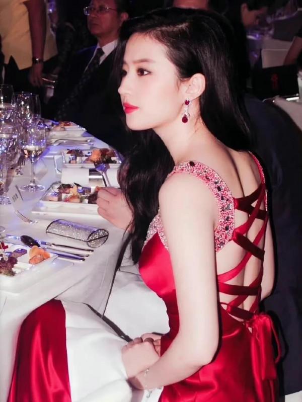 傾國傾城的劉亦菲，貴氣，仙氣，靈氣渾然天成的感覺