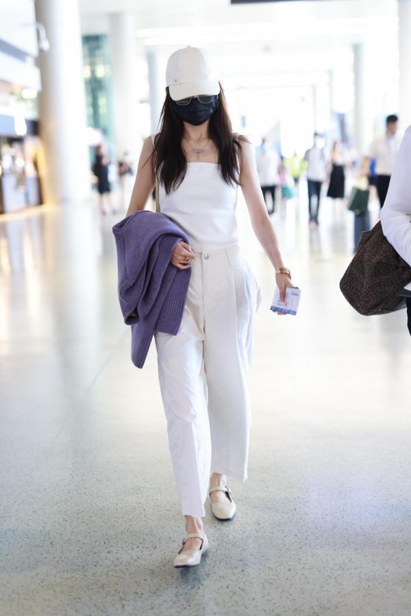 王鷗純白LOOK現身機場 穿背心戴白帽一白到底 王鷗純白LOOK現身機場 穿背心戴白帽一白到底