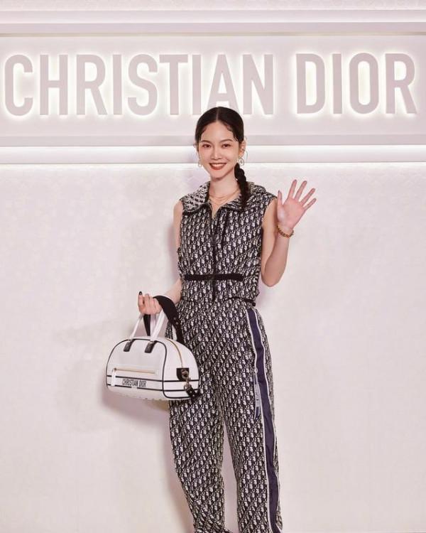 辰亦儒老婆挺有少女感，穿全身Dior套裝名媛範兒十足！扎馬尾俏皮