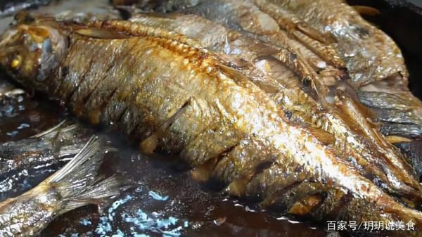 山東小夫妻擺攤賣小吃，8元一個用的全是凍貨，月入3萬喜提豪車