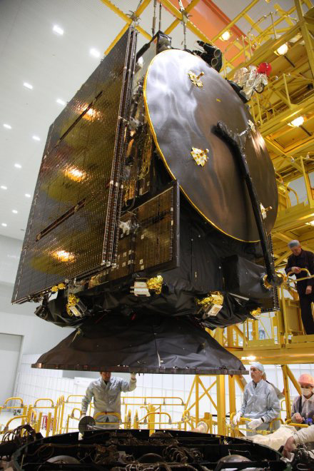 俄羅斯質子-M 運載火箭已經豎起，將於13日發射兩顆快車通訊衛星