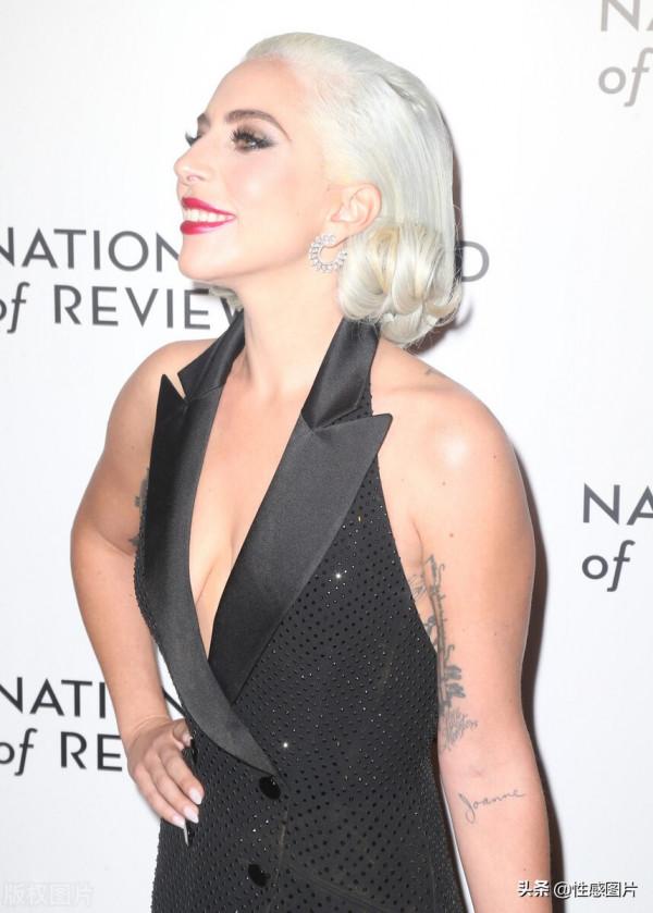 Lady Gaga:手提雞毛撣拗造型氣場沖天,白色復古髮髻滿滿名媛感 Lady Gaga:手提雞毛撣拗造型氣場沖天,白色復古髮髻滿滿名媛感