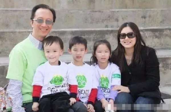 從“世界冠軍”到“豪門闊太”，伏明霞的反轉人生