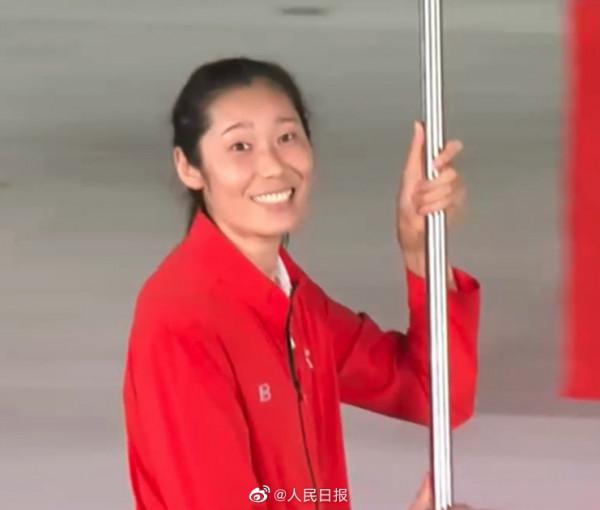 不能上場仍是焦點!朱婷再度展露治癒笑容,明豔動人美出新高度 不能上場仍是焦點!朱婷再度展露治癒笑容,明豔動人美出新高度