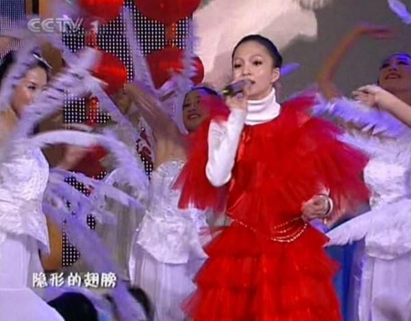 春晚40年女星造型史，前衛絕美的開創時尚，混進奇怪好笑的更搶戲