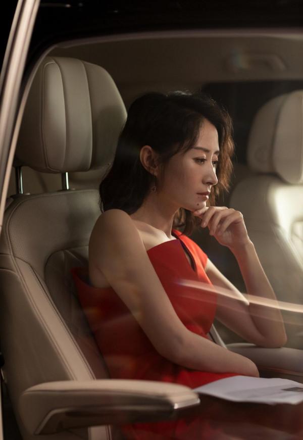 劉敏濤果然是高調了，紅色斜肩長裙高開叉，配紅色高跟鞋明豔霸氣