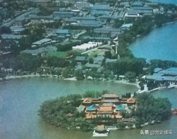 毛澤東為什麼只把中央軍委和中宣部帶進了中南海?林彪稱其為槍桿子和筆桿子,一手抓武裝一手抓宣傳 毛澤東為什麼只把中央軍委和中宣部帶進了中南海?林彪稱其為槍桿子和筆桿子,一手抓武裝一手抓宣傳