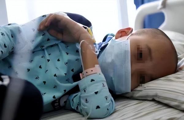 男童總流鼻血，醫生卻叫來母親外婆進行血液化驗，檢查後母親痛哭