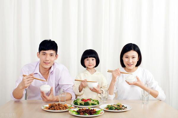 乙肝患者服用抗病毒藥物時,吃飯、喝茶或喝酒有影響嗎?你一定要謹記 乙肝患者服用抗病毒藥物時,吃飯、喝茶或喝酒有影響嗎?你一定要謹記