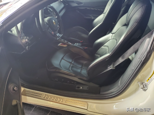 花三百多萬買臺6手法拉利，圖啥？老哥：停酒吧門口生意自動上門