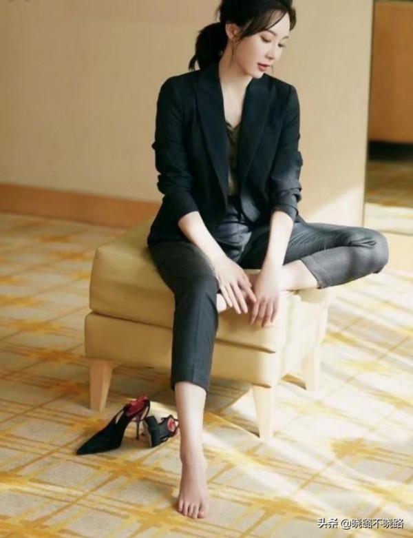 真正見過世面的女人，穿西裝外套不會配小黑褲，看陳數就知道了