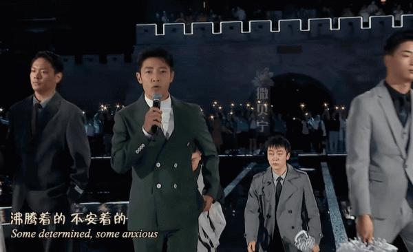 中秋晚會：周深背影好絕，撒貝南唱歌憋笑，劉詩詩對不起這身衣服