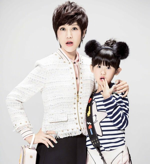 大背頭原來也適合女人，鮑蕾的髮型就挺顯高的，純白裙裝真美