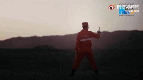 神十二著陸場升起五星紅旗的他,對天安門國旗班提了個問題 神十二著陸場升起五星紅旗的他,對天安門國旗班提了個問題