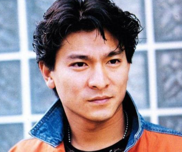 靠一首歌賺了2.4億，從爆火到無人問津，龐龍究竟哪一步走錯了？