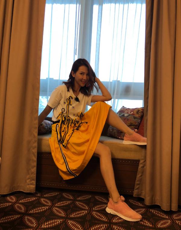 蔡少芬不愧是港姐出身，47歲穿綠色印花裙，臉龐還似少女一樣嫩