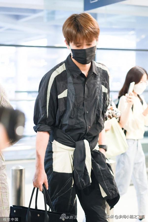 熊梓淇棕色順毛顯乖巧 外套繫腰黑白LOOK休閒時尚