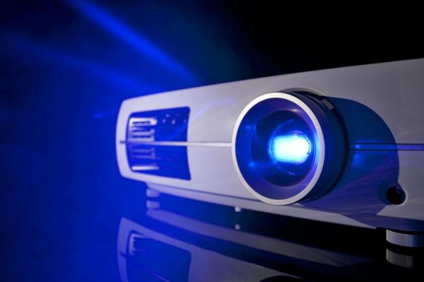 用投影儀代替電視機是種什麼感覺？我體驗了兩年，又換回了電視機