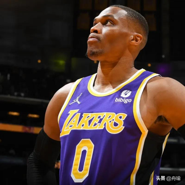 NBA晚報：助教稱詹皇引領教練組，威少沒出席釋出會，喬治缺席4周