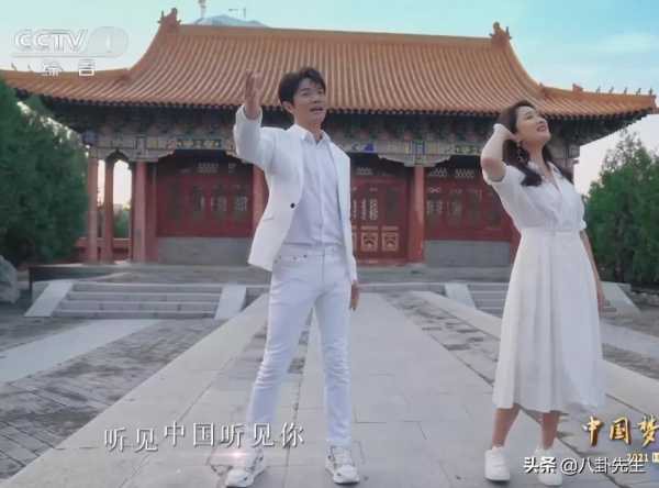 央視國慶晚會：謝霆鋒素顏仍帥氣，劉濤打扮俗氣，黃品源假髮明顯