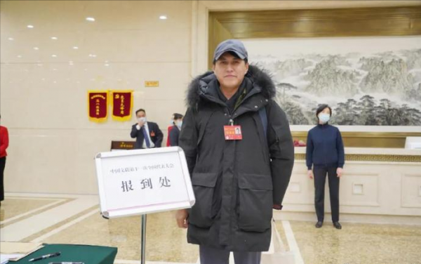 眾星出席文代會！鬱鈞劍罕露面，靳東發福明顯，劉昊然乖巧蹲角落