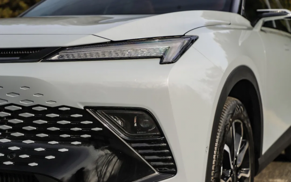 電子後視鏡+華為車機,軸距2735mm,預計10萬出頭可買 電子後視鏡+華為車機,軸距2735mm,預計10萬出頭可買