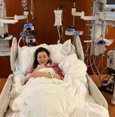 51歲李嘉欣透露ICU搶救48小時，網友：臉腫成熊黛林
