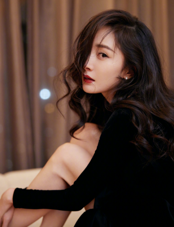 內娛被“渣欲風”帶火！楊冪棋盤衛衣來襲，元素潮流預定款了