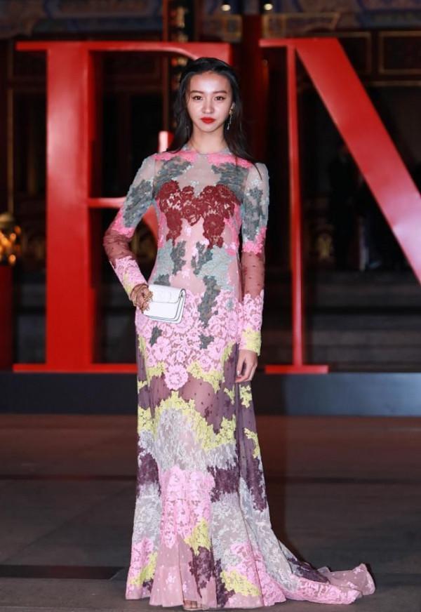 木村光希穿衣真不挑,蘋果綠長裙挺耀眼,就是顯得膚色挺深 木村光希穿衣真不挑,蘋果綠長裙挺耀眼,就是顯得膚色挺深