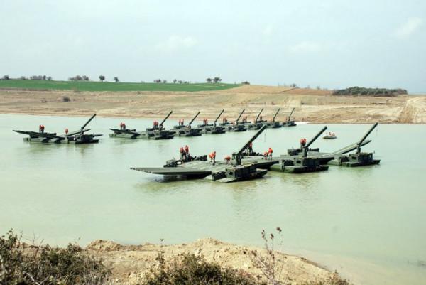 中國舟橋部隊有多強?26分鐘即可架設千米鐵橋,可供重灌部隊通行 中國舟橋部隊有多強?26分鐘即可架設千米鐵橋,可供重灌部隊通行