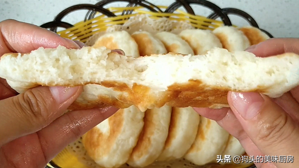 發麵餅怎麼做最簡單？一碗麵粉一碗水，用筷子一攪，蓬鬆又暄軟