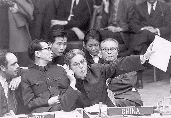 喬冠華有多強？聯合國大會仰天大笑，毛主席：一文能頂兩個坦克師