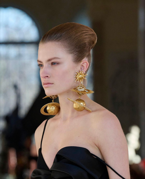 李宇春春晚的11斤戰袍，為何歐洲人要花那麼多精力在手工上？