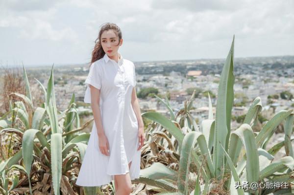 85後小花杜若溪一襲白襯衫清新又甜美，少女感十足
