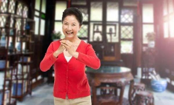 67歲阿姨潸然淚下：晚年能讓我依靠的不是兒女和退休金，唯有自己