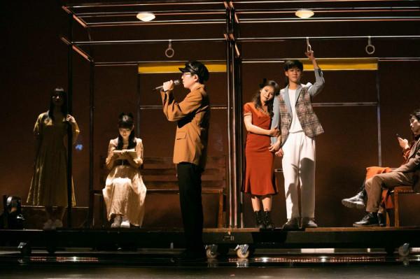 趙文卓《小芒年貨節》晚會後臺舞獅氣勢十足，陳立農撐傘演唱氛圍感拉滿