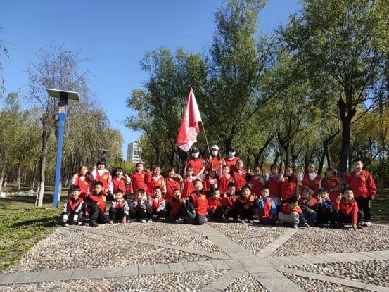 「培育和踐行社會主義核心價值觀」寬城第二幼兒園開展我帶文明同行徒步秋遊活動