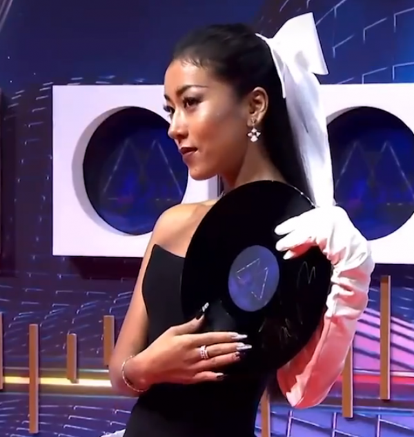 又見紅毯魔鬼打光！明星一臉坑窪，粉底又厚又白好像戴了面具